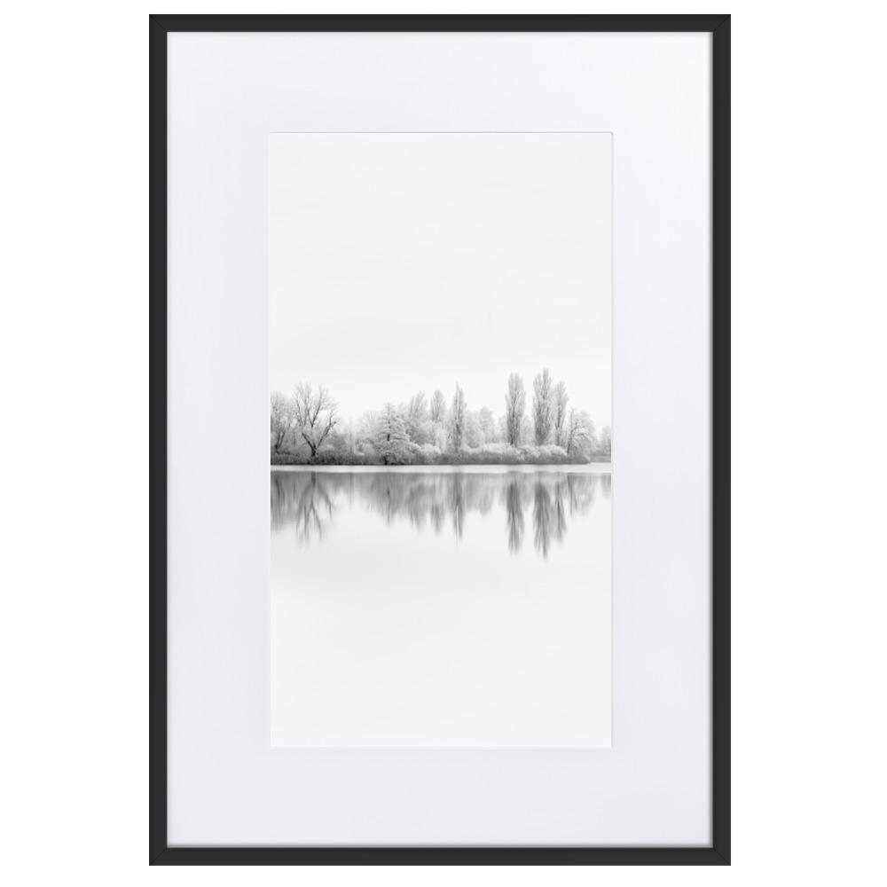 Winterlicher See - Poster im Rahmen mit Passepartout Schwarz / 61×91 cm artlia