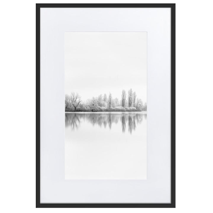 Winterlicher See - Poster im Rahmen mit Passepartout Schwarz / 61×91 cm artlia