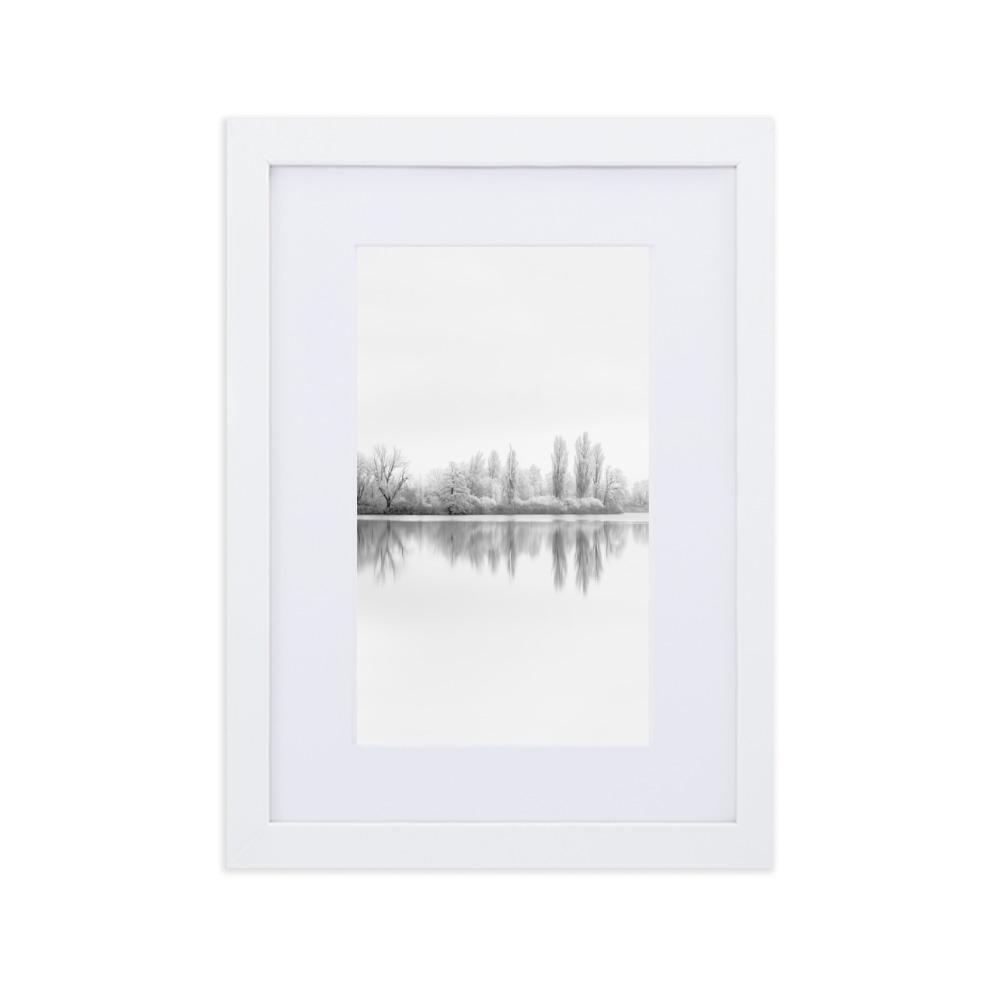Winterlicher See - Poster im Rahmen mit Passepartout Weiß / 21×30 cm artlia