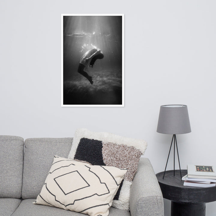 Poster mit Rahmen - girl in the water Kuratoren von artlia artlia