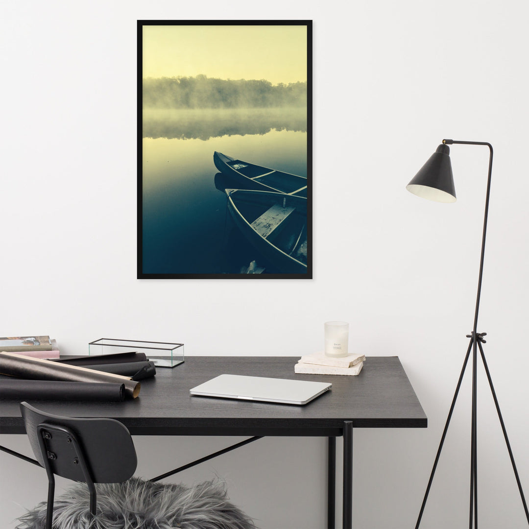 Boats in Fog - Poster im Rahmen Kuratoren von artlia artlia