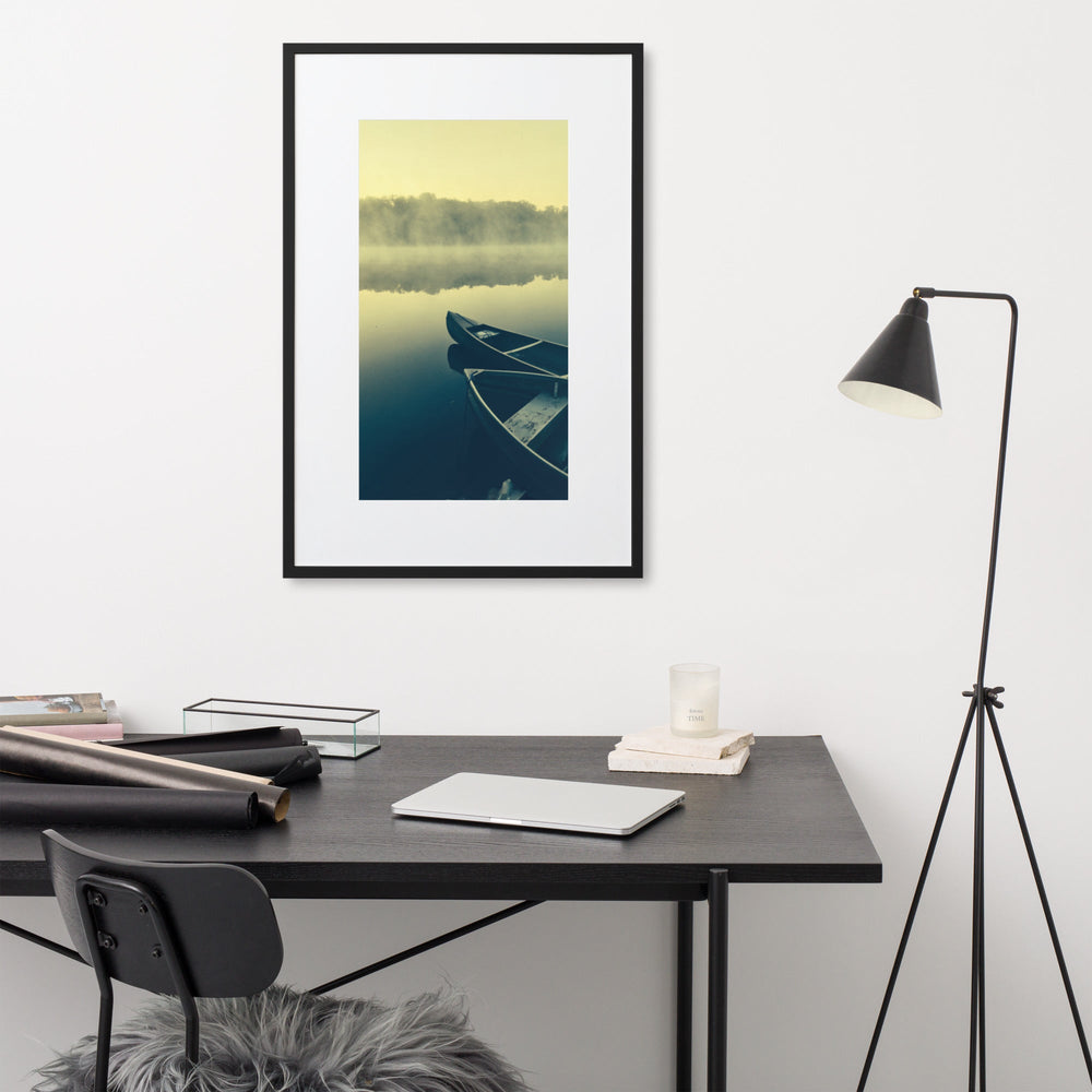 Boats in Fog - Poster im Rahmen mit Passepartout Kuratoren von artlia artlia