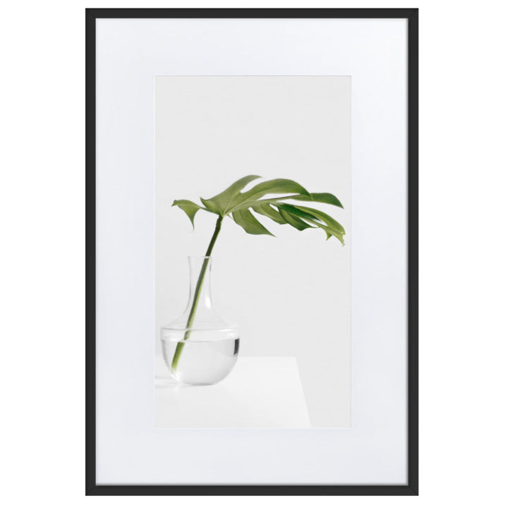 Palm in Vase - Poster im Rahmen mit Passepartout Kuratoren von artlia Schwarz / 61×91 cm artlia