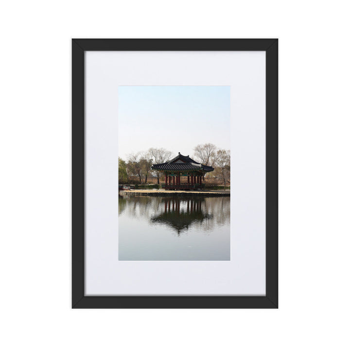 Poster mit Passepartout - Pavillon mitten im Wasser Kuratoren von artlia Schwarz / 30×40 cm artlia