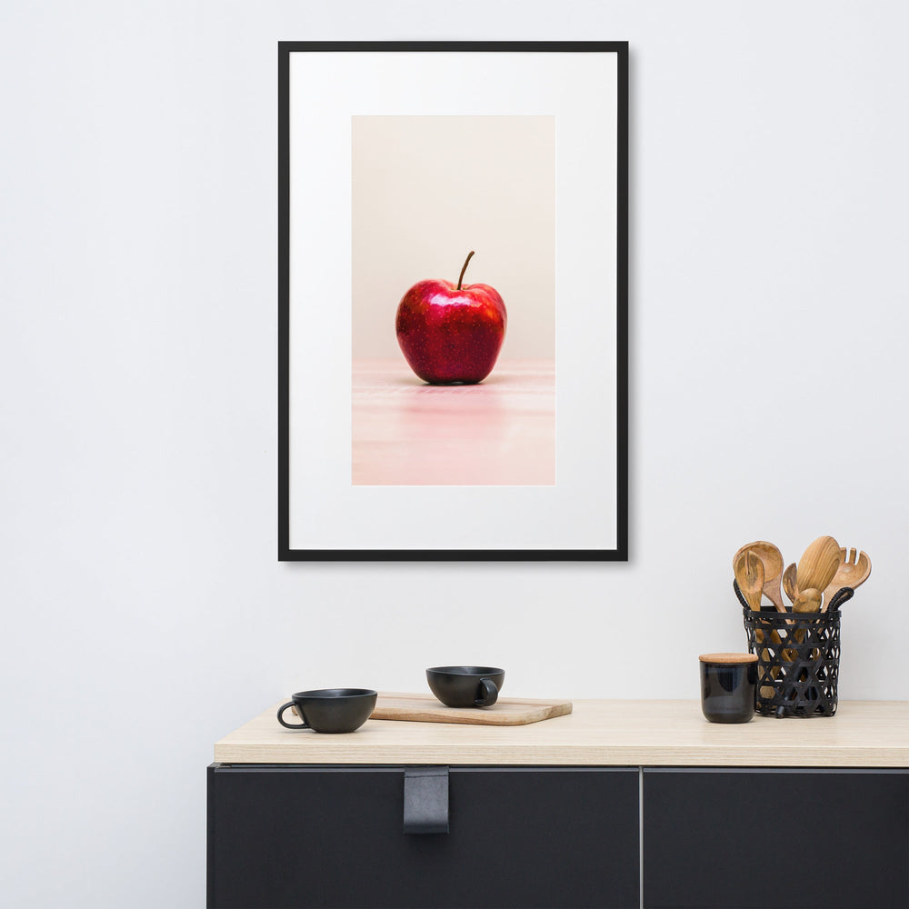 Red Apple - Poster im Rahmen mit Passepartout Kuratoren von artlia artlia