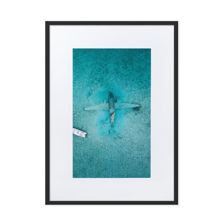 Sunken Plane - Poster im Rahmen mit Passepartout Kuratoren von artlia Schwarz / 50×70 cm artlia