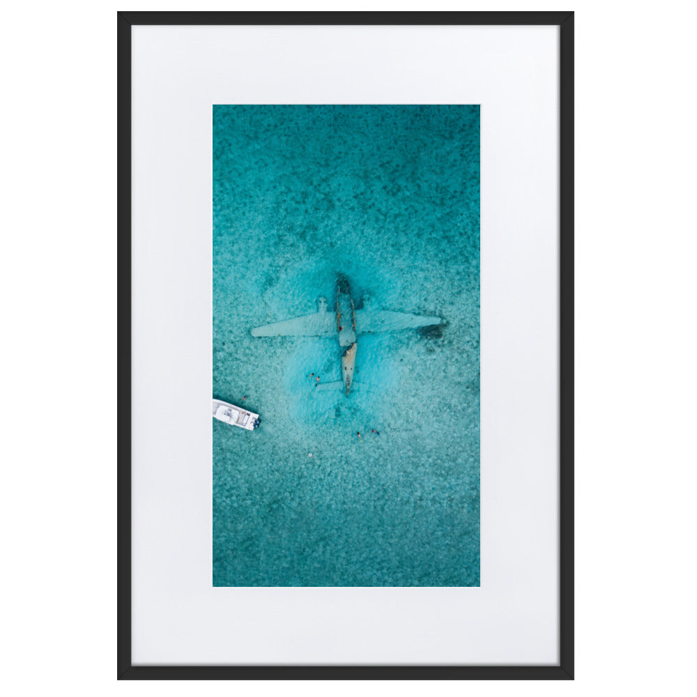 Sunken Plane - Poster im Rahmen mit Passepartout Kuratoren von artlia Schwarz / 61×91 cm artlia